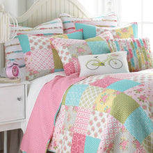 Load image into Gallery viewer, Vintage Rose Garden Quilt Set - Twin
