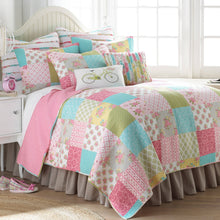 Load image into Gallery viewer, Vintage Rose Garden Quilt Set - Twin
