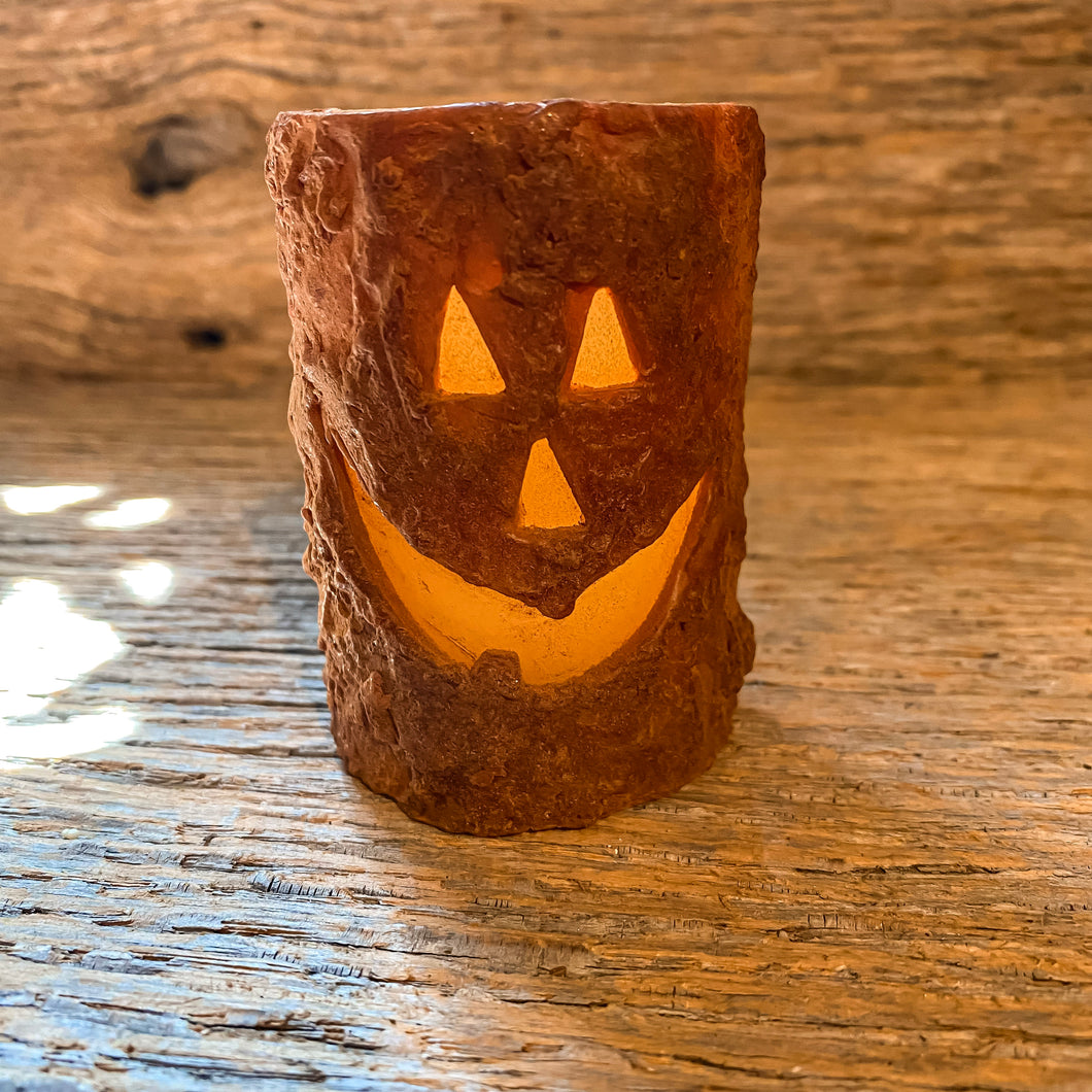 The perfect festive fall candles! These Jack-o-lantern Flameless Cake Candles are so cute to decorate for Halloween!
