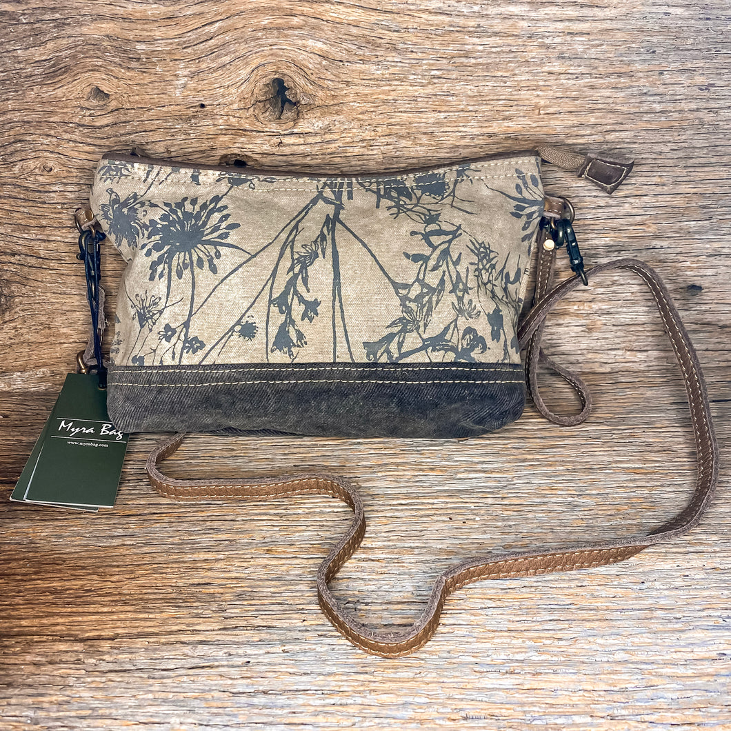 This gorgeous Myra Bag in the Dainty Delight pattern is the perfect lightweight bag perfect to carry all year round! 